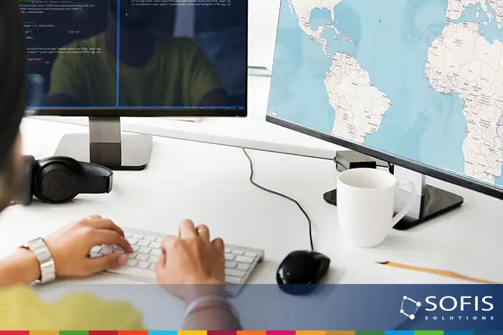 Pessoa a trabalhar em frente ao computador.